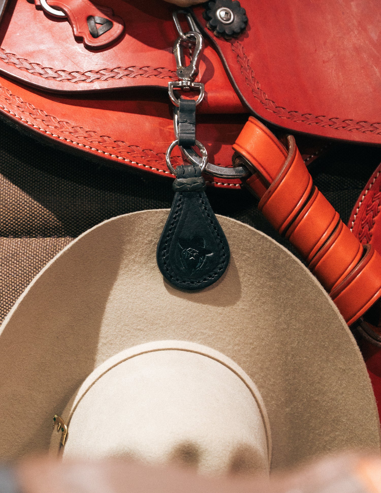PORTASOMBRERO CUERO NEGRO