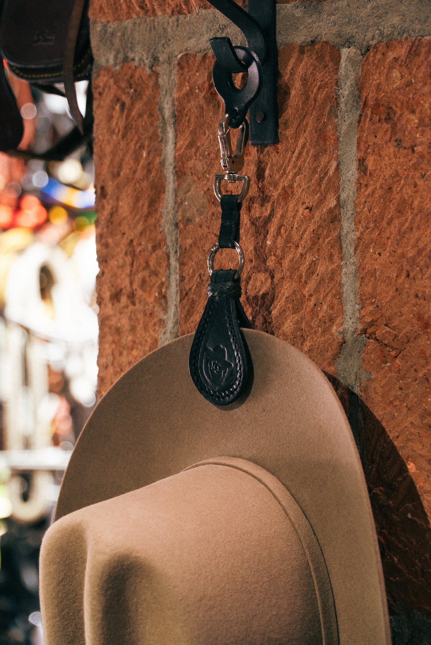 PORTASOMBRERO CUERO NEGRO